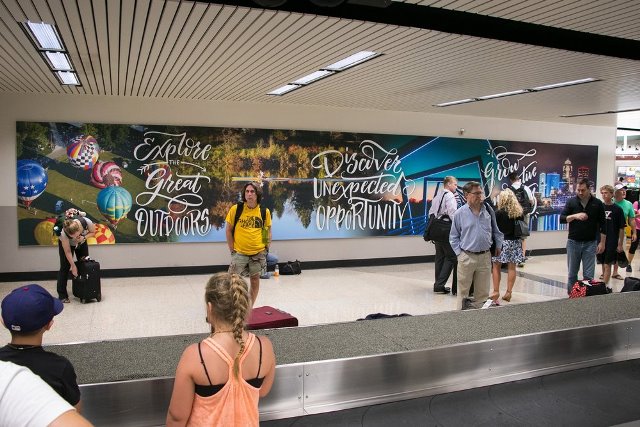 Penerbangan Ditunda 14 Jam, Penumpang di Bandara Des Moines Ricuh